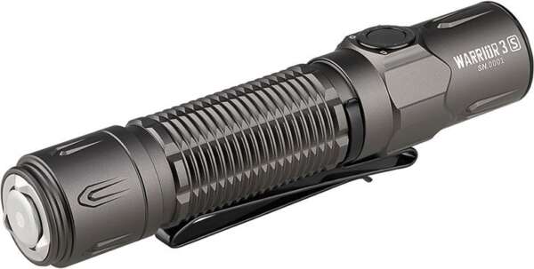 LINTERNA OLIGHT WARRIOR 3S LINTERNA TACTICA DE CLIP, ESCPETA/RIFLE/CARABINA, (USO CON sROD 7) CON ESTUCHE, COLOR GRIS PLOMO, 800 LUMENES, LUZ TURBO/ALTA/MEDIAN/BAJA/LUNA, RECAR - Imagen 2