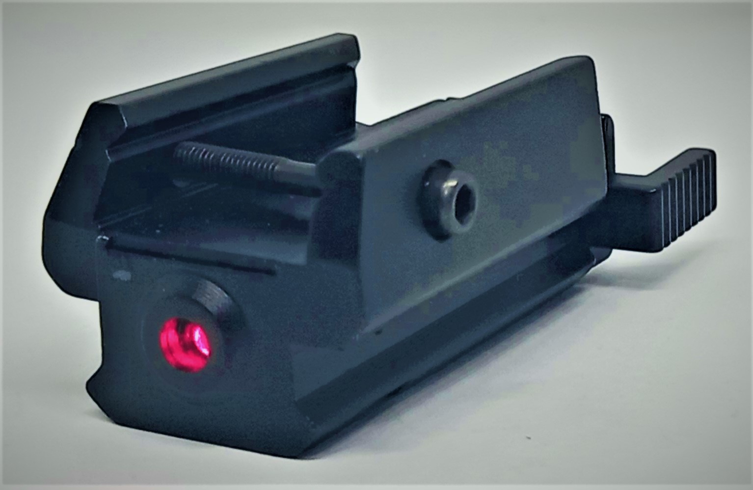 MIRA LASER COMPACTA CON EXTENCION DE PICATINNY COLOR NEGRO, LASER ROJO, MONTURA PICATINNY (YWP1834416)
