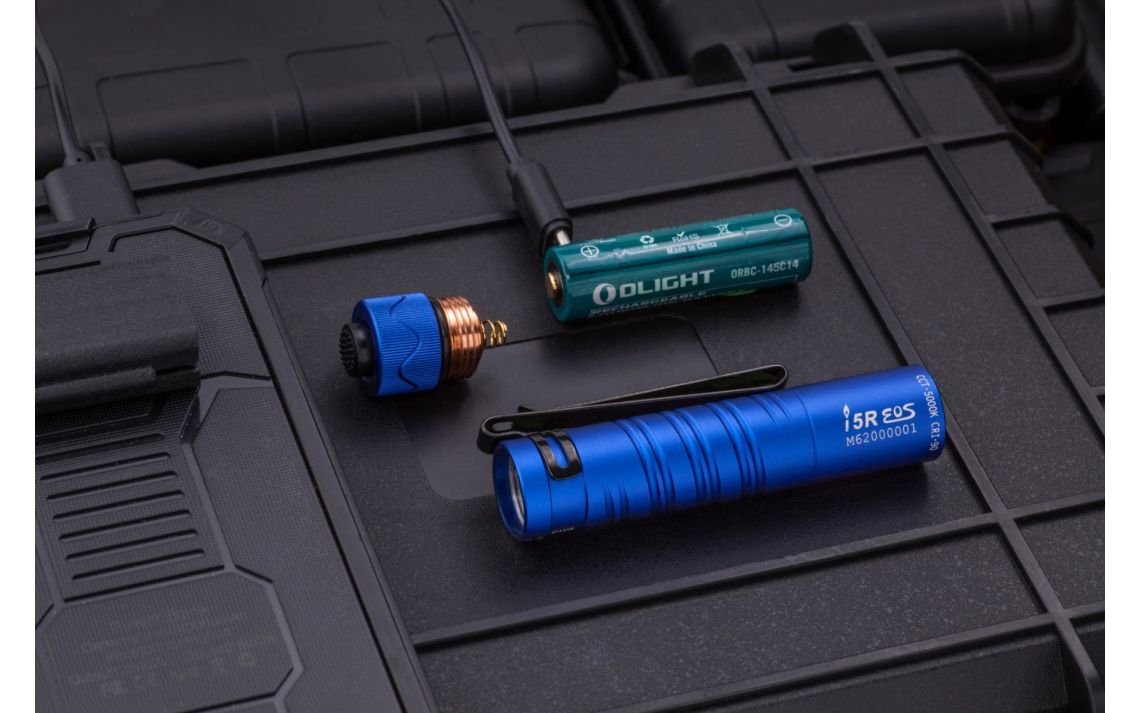 LINTERNA OLIGHT i5R EOS MINI LINTERNA, TIPO CLIP DOBLE USO, CAMISA/PANTALON/GORRA, COLOR AZUL, 350 LUMENES, LUZ ALTA Y BAJA, RECARGABLE, CABLE USB A TIPO C.