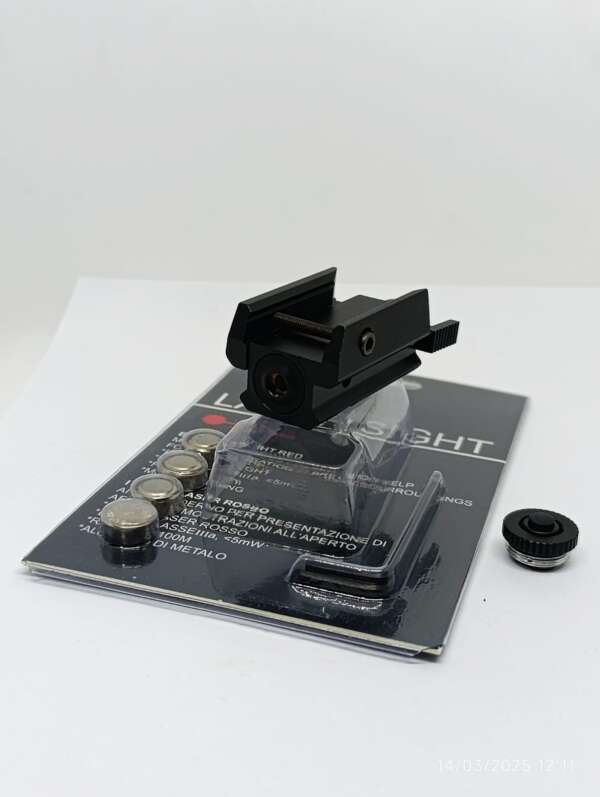 MIRA LASER TACTICA PLANA CON BOTON ADICIONAL COLOR NEGRO, LASER ROJO, MONTURA PICATINY (HY-1834416)