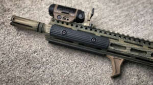 HAND STOP DE ALUMINIO CON TORNILLOS M-LOK ADE OPTICS HAND STOP FDE ARENA
