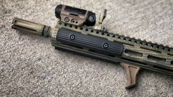 HAND STOP DE ALUMINIO CON TORNILLOS M-LOK ADE OPTICS HAND STOP FDE ARENA