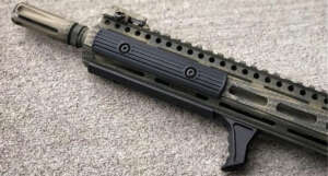 HAND STOP DE ALUMINIO COLOR NEGRO CON TORNILLOS M-LOK ADE OPTICS HAND STOP BLK
