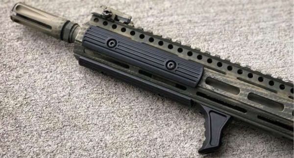HAND STOP DE ALUMINIO COLOR NEGRO CON TORNILLOS M-LOK ADE OPTICS HAND STOP BLK